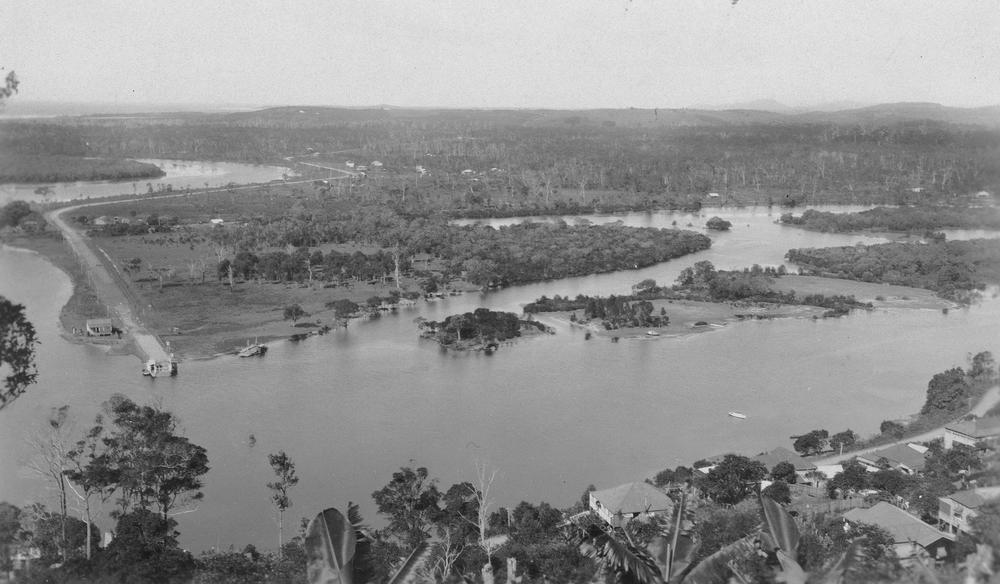 StateLibQld_1_296271_Aerial_view_of_Boyd's_Bay_Ferry_from_Razorback,_Tweed_Heads,_ca._1932.jpg